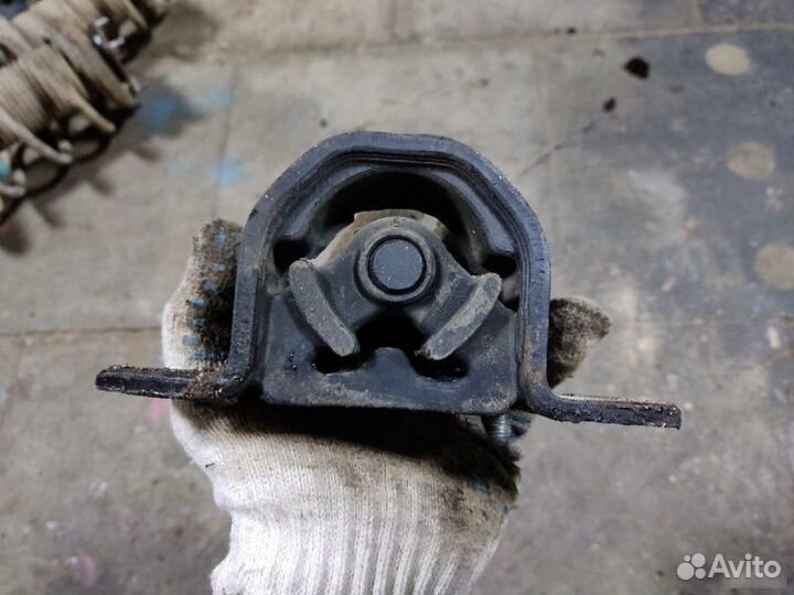 Опора двигателя правая Nissan Almera Classic