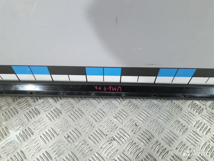 Б/У Уплотнитель двери передний правой нижний MB