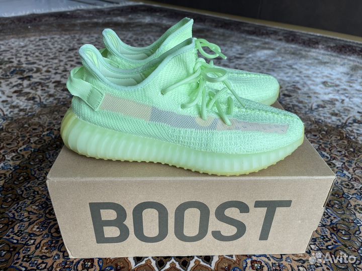 Кроссовки Yeezy Boost 350 v2 Glow