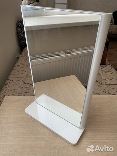 Зеркало с полкой в ванную