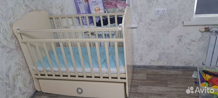 Детская кроватка с маятником