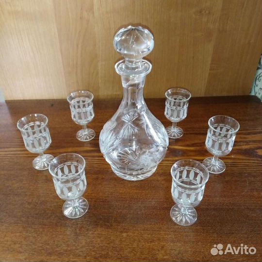 Хрустальный графин с рюмками