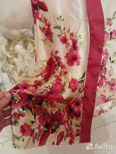 Красивый шелковый халат размер М