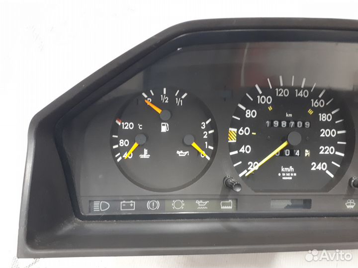 Приборная панель на Mercedes-Benz W124 4 matic