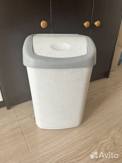 Мусорное ведро - пластиковый контейнер