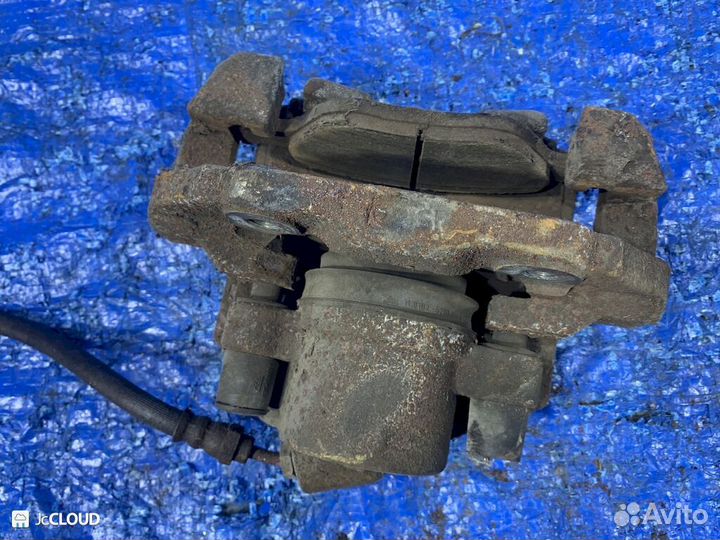 Суппорт на mazda demio DY3W zjve