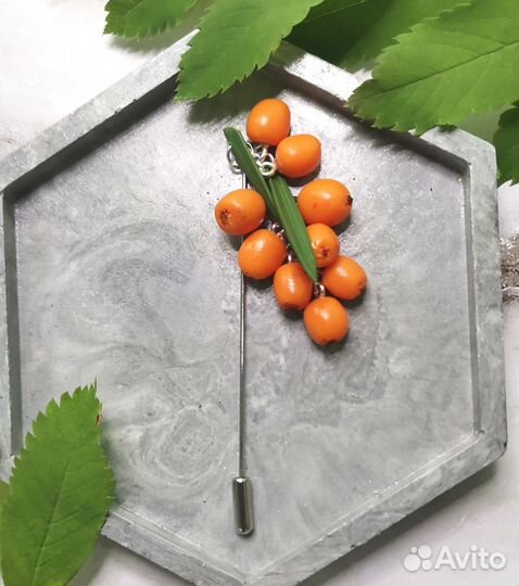 Брошь-игла с облепихой, ручной 6