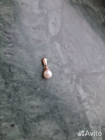 Подвеска из розового золота с жемчугом