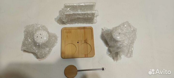 Набор для специй на деревянной подставке