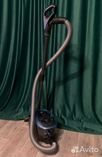 Пылесос Samsung SC18M3120VU голубой