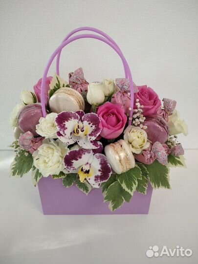 Подарок учителю с живыми цветами и конфетами