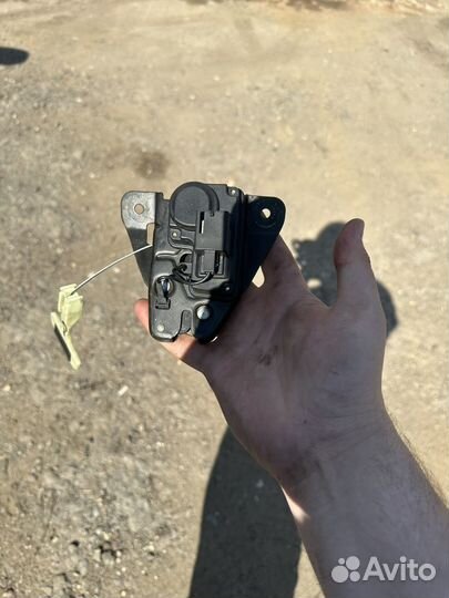 Замок багажника chrysler 300c