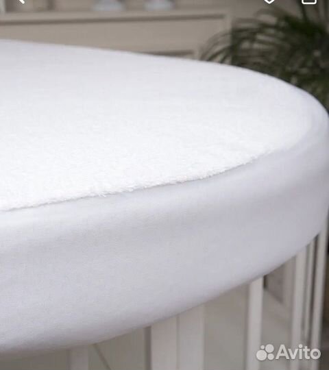 Наматрасник и простынь для круглой кроватки
