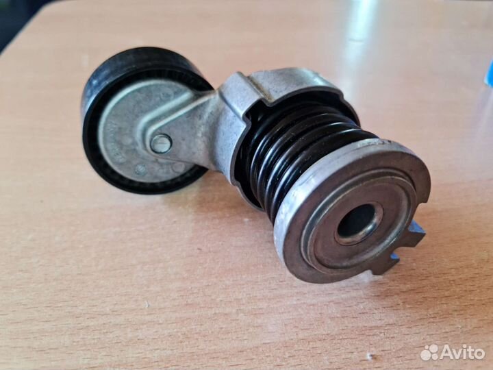 Ролик с натяжителем приводного ремня