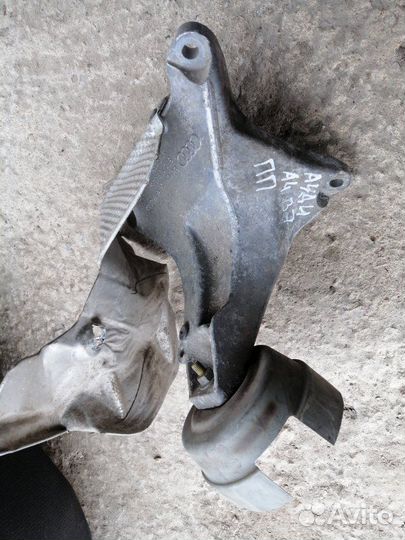 Кронштейн двигателя передний правый Audi A4 B7 2.0