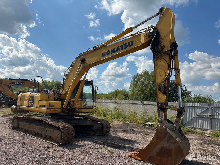 Гусеничный экскаватор Komatsu PC220-8M0, 2016