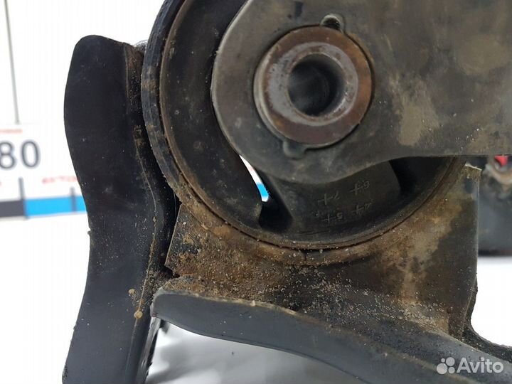 Опора двигателя левая с кронштейном 2.0