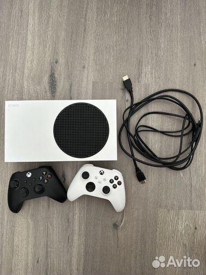Xbox series s 512gb с 2мя джостиками