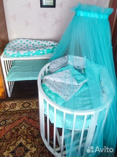Детская кроватка с маятником
