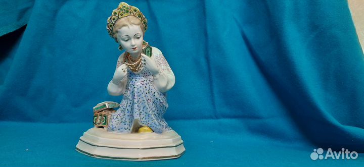 Фарфоровая статуэтка Малахитовая шкатулка