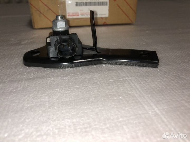 Датчик AIR BAG toyota avensis II 8917305030