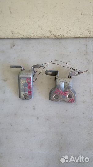 Петли на дверь переднюю левую в Тойота-Виш