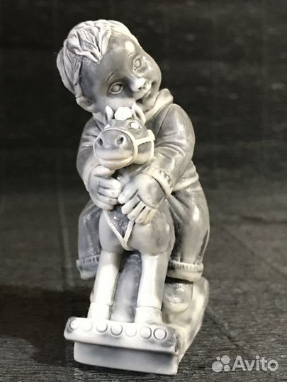 Мальчик на лошадке-качалке фигурка мраморная крошк