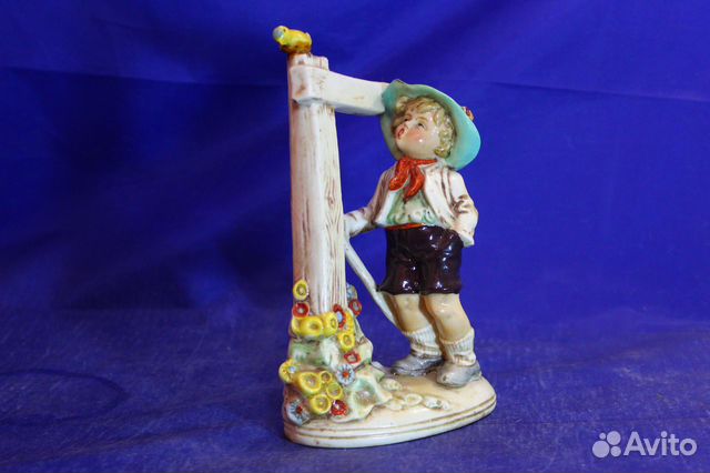 Статуэтка фарфоровая Пионер Мальчик с птичкой