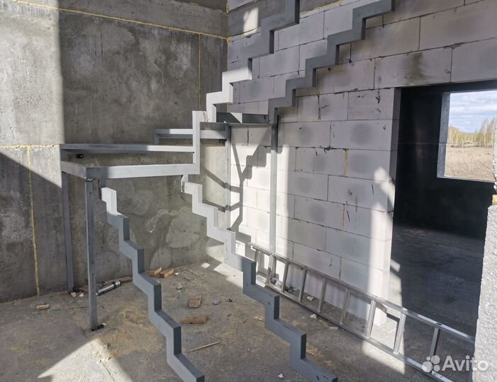 Сварной Каркас Лестницы на Монокосоуре в Коттедж