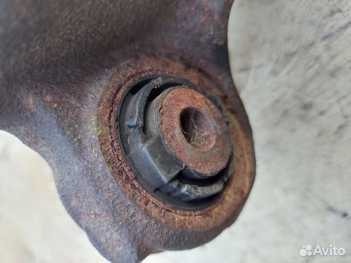 Кулак задний левый Мазда 6 GL