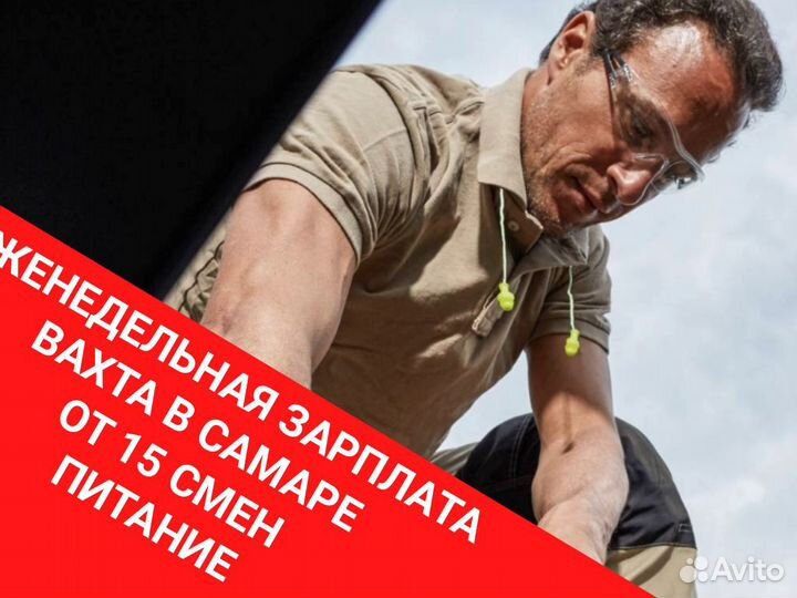 Сборщики стеллажей крутить гайки. вахта