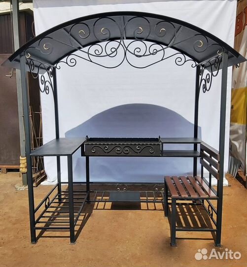 Мангальная зона с крышей в наличии