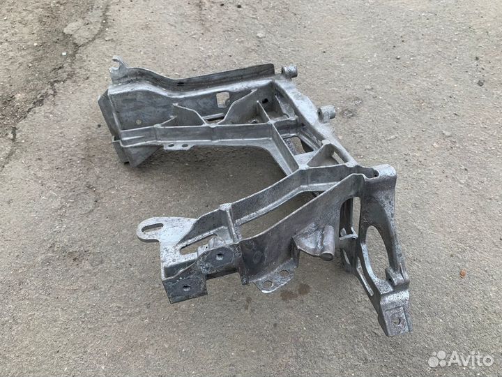 Кронштейн передней панели правый W205