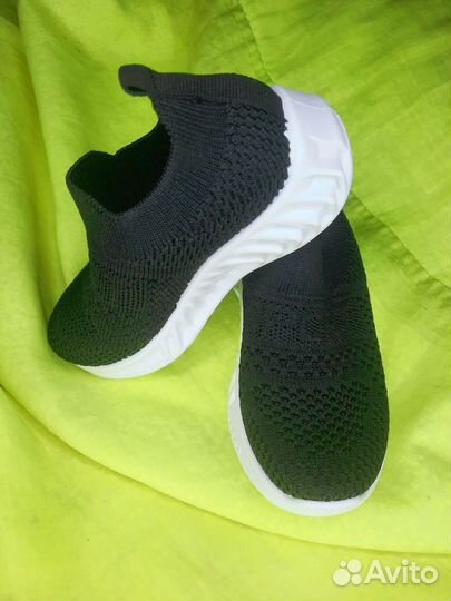 Кроссовки детские изики с игрушкой