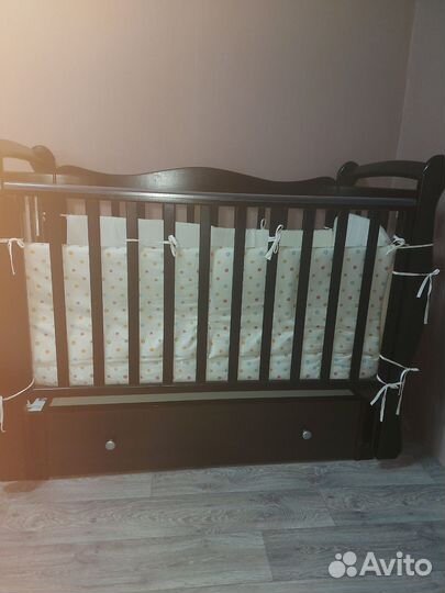 Детская кроватка с универсальным маятником