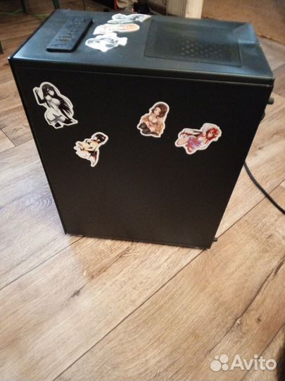 Игровой компьютер с гарнитурой