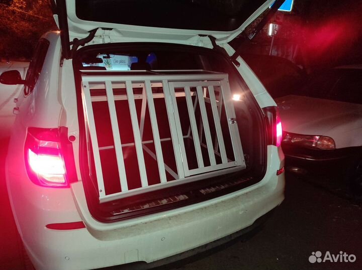 Клетка / будка для собаки в машину
