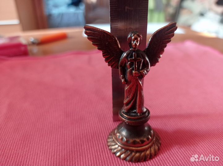 Ангел с крестом