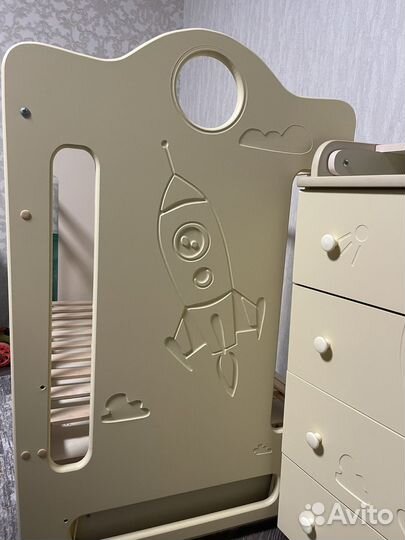 Детская кроватка с маятником + пеленальный комод