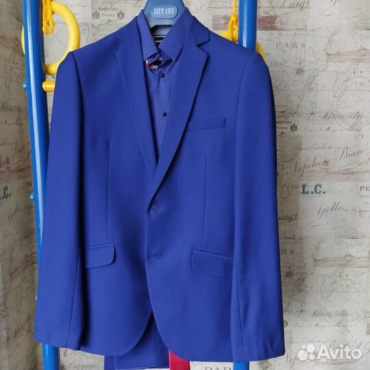 Костюм мужской с рубашкой и галстуком