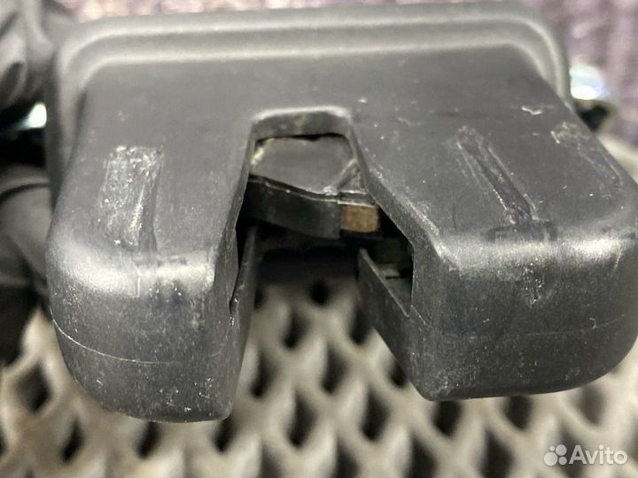 Замок крышки багажника Audi A4 B7 BFB 2006