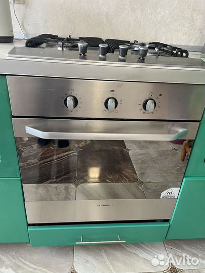 Плита газовая, духовой шкаф и вытяжка