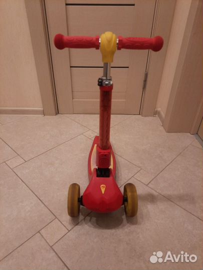 Самокат трехколесный с музыкой и светом