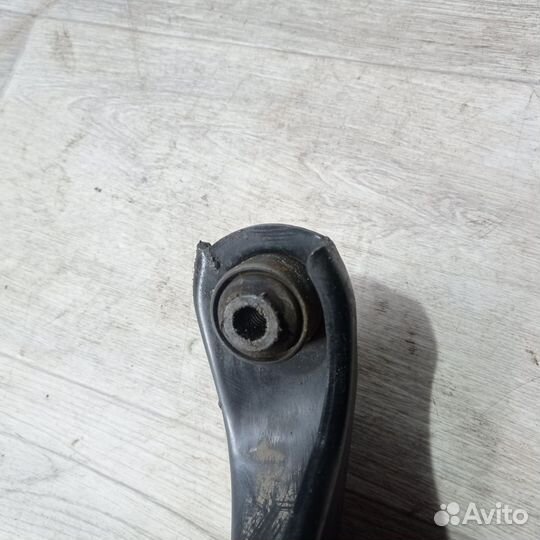 Рычаг правый Renault Logan 04-14г