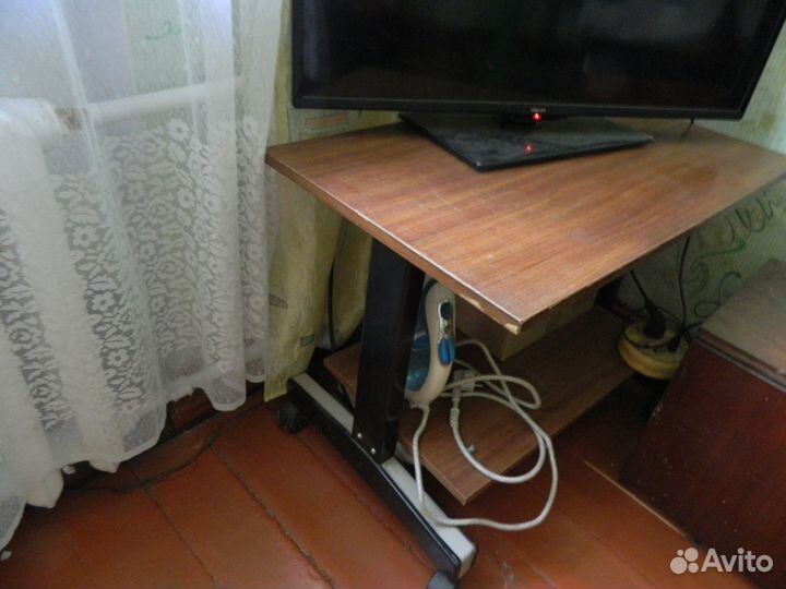 Столик для аппаратуры на колесах