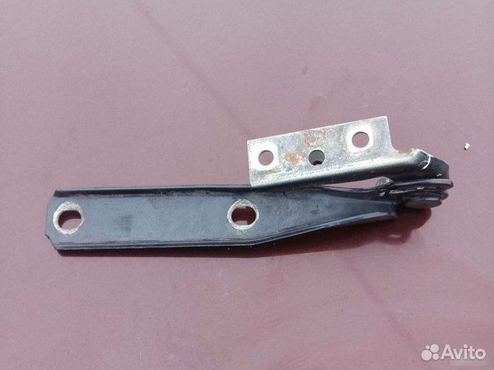 Петля капота левая Volkswagen Passat B5 1999