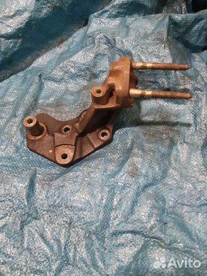 Кронштейн опоры двигателя 4G63