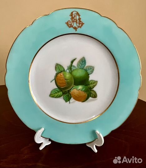 Антикварные тарелки с изображением фруктов
