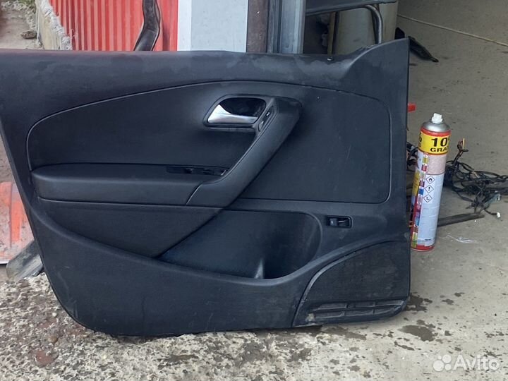 Обшивка передней левой двери polo 5