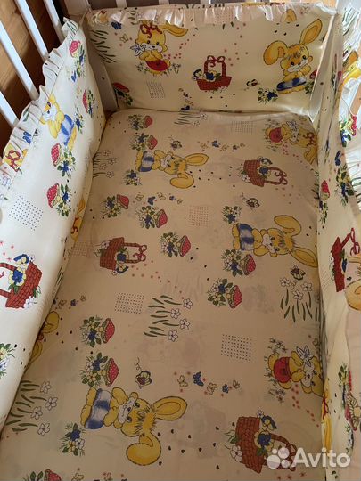 Бортики в кроватку + 2 комплекта постельного белья